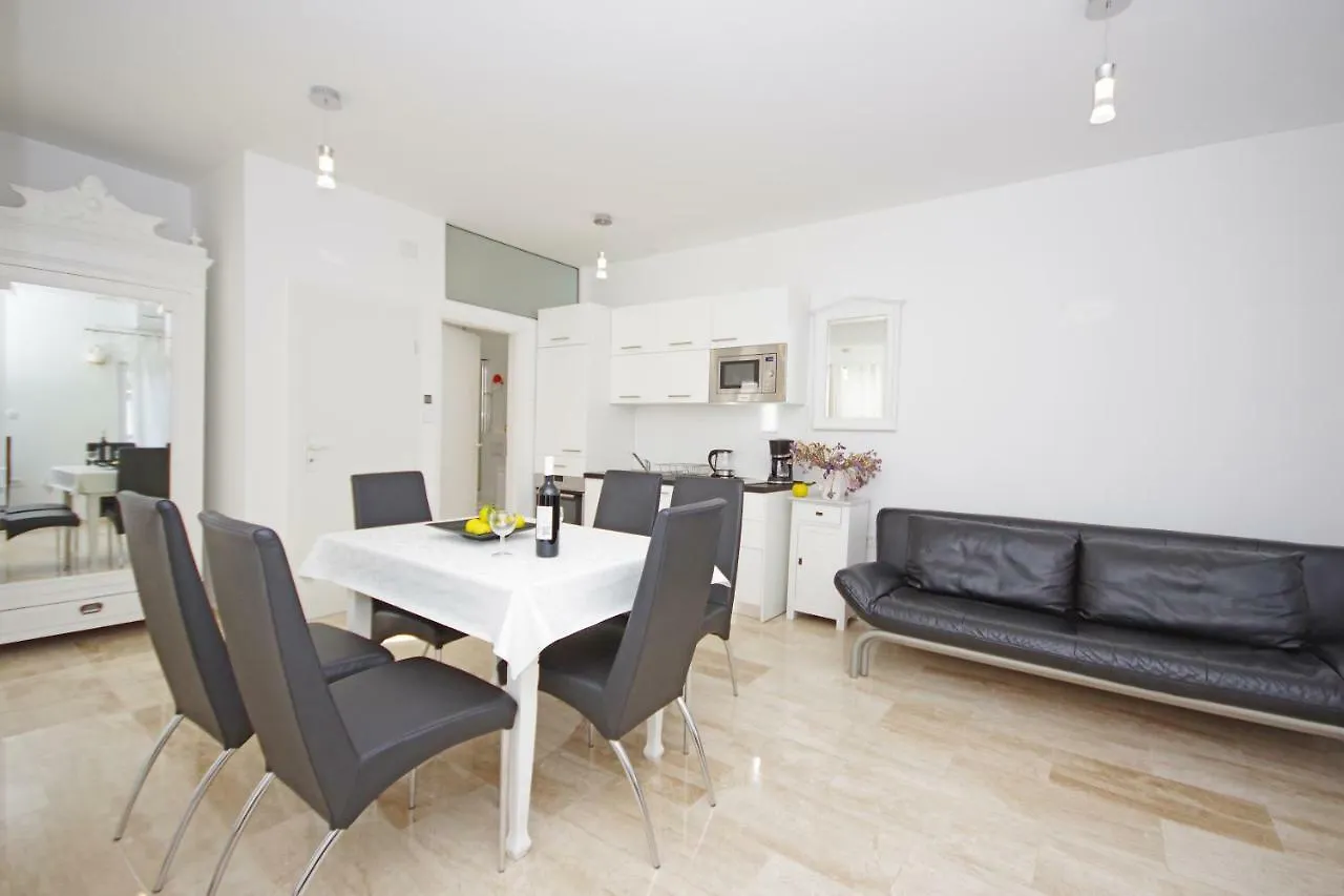 Apartment Karma Beach Zadar